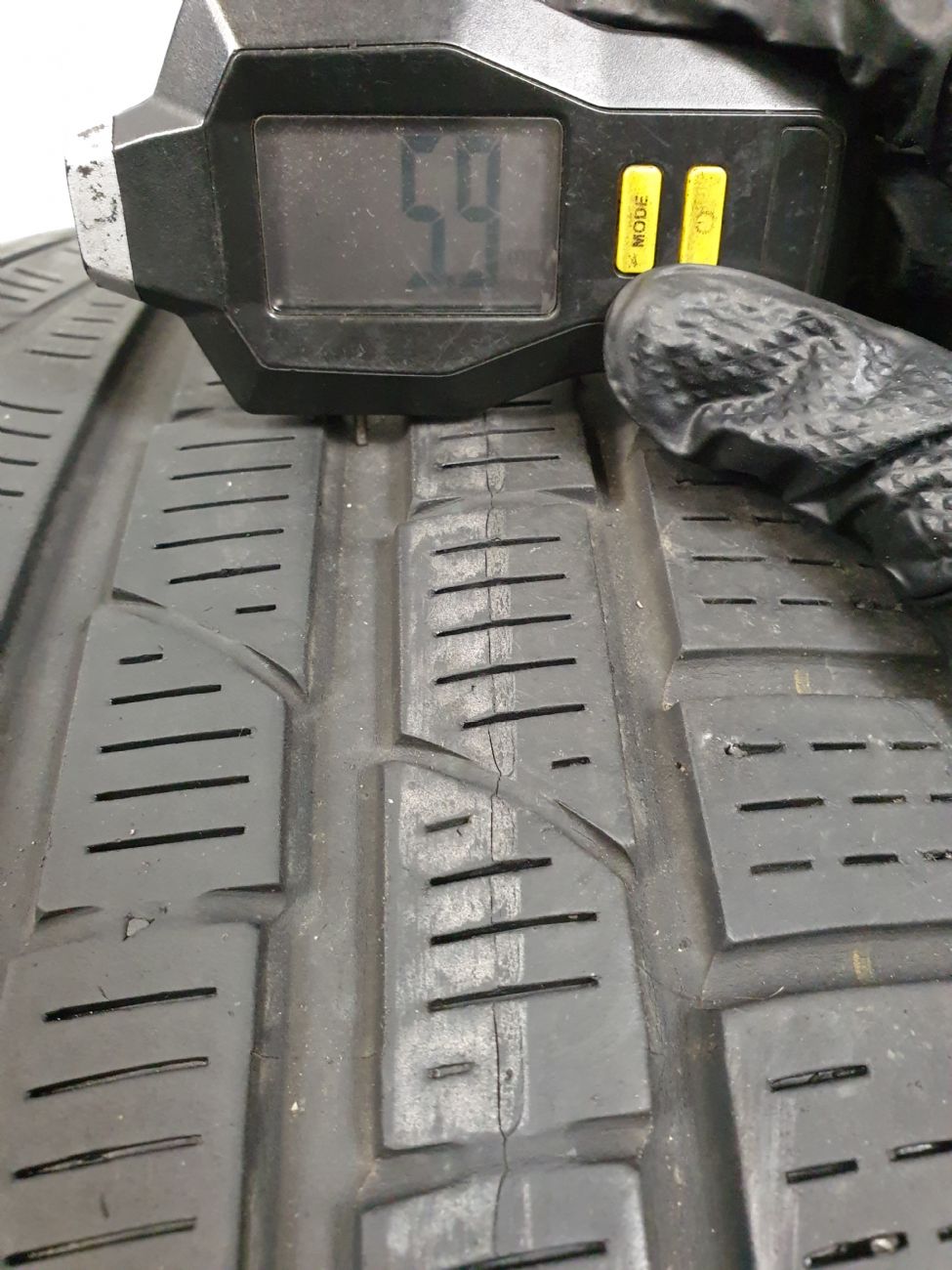 Pneumatici 225 50 R17 94 H PIRELLI WINTER 210 SOTTOZERO SERIE 2 invernale RUNFLAT usati 100€