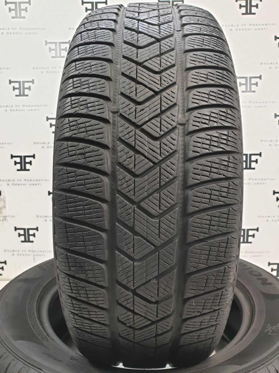 Pneumatici 235 60 R18 107 H PIRELLI SCORPION WINTER invernale usati 130€