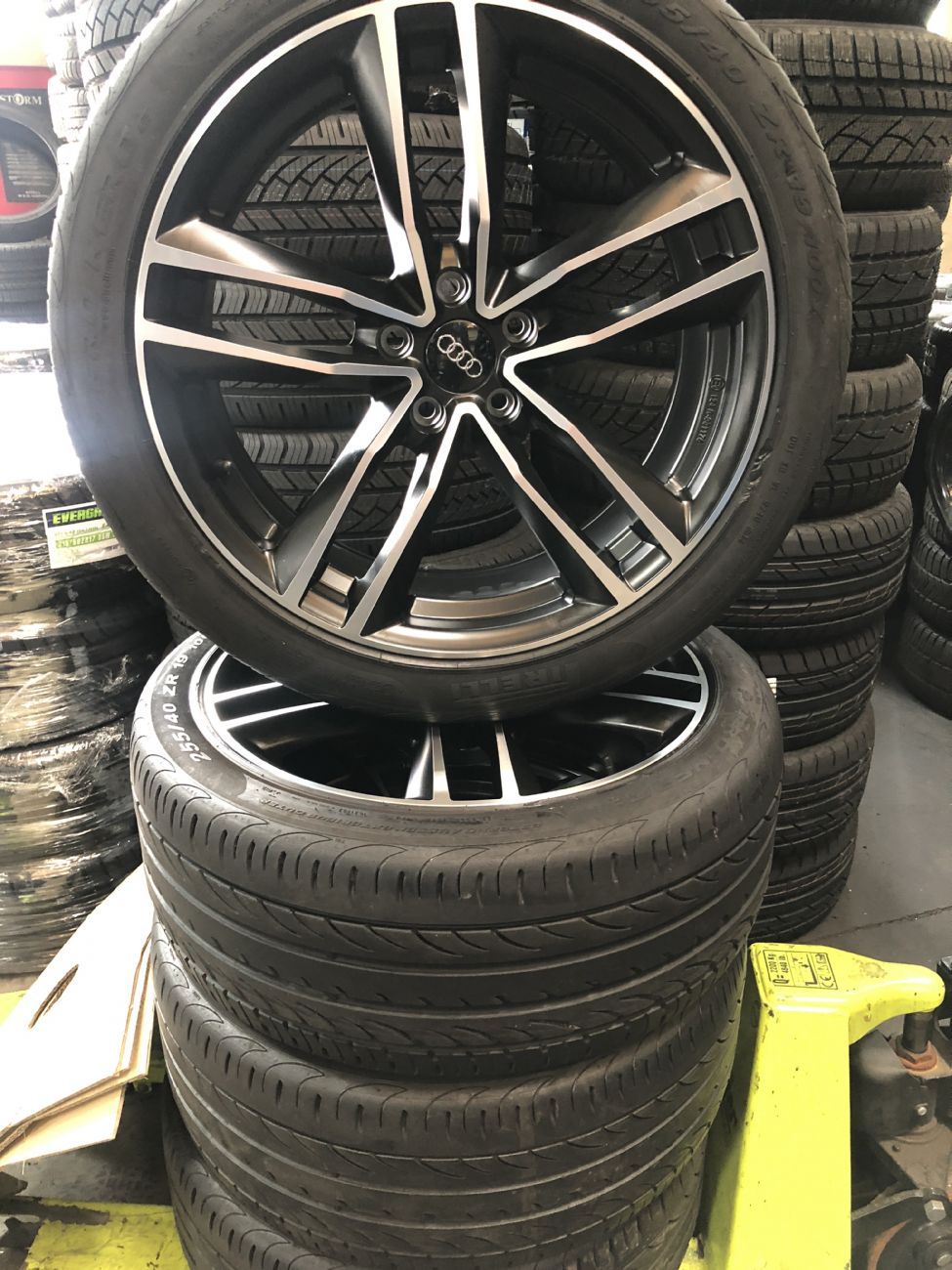 Pneumatici 235 35 R19 1 A _MARCA NON PRESENTE _MODELLO NON PRESENTE estivo usati 700€