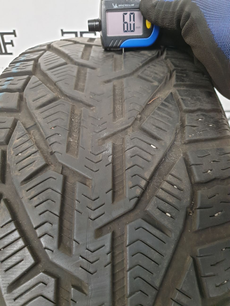Pneumatici 235 55 R19 105 V RIKEN  invernale usati 110€