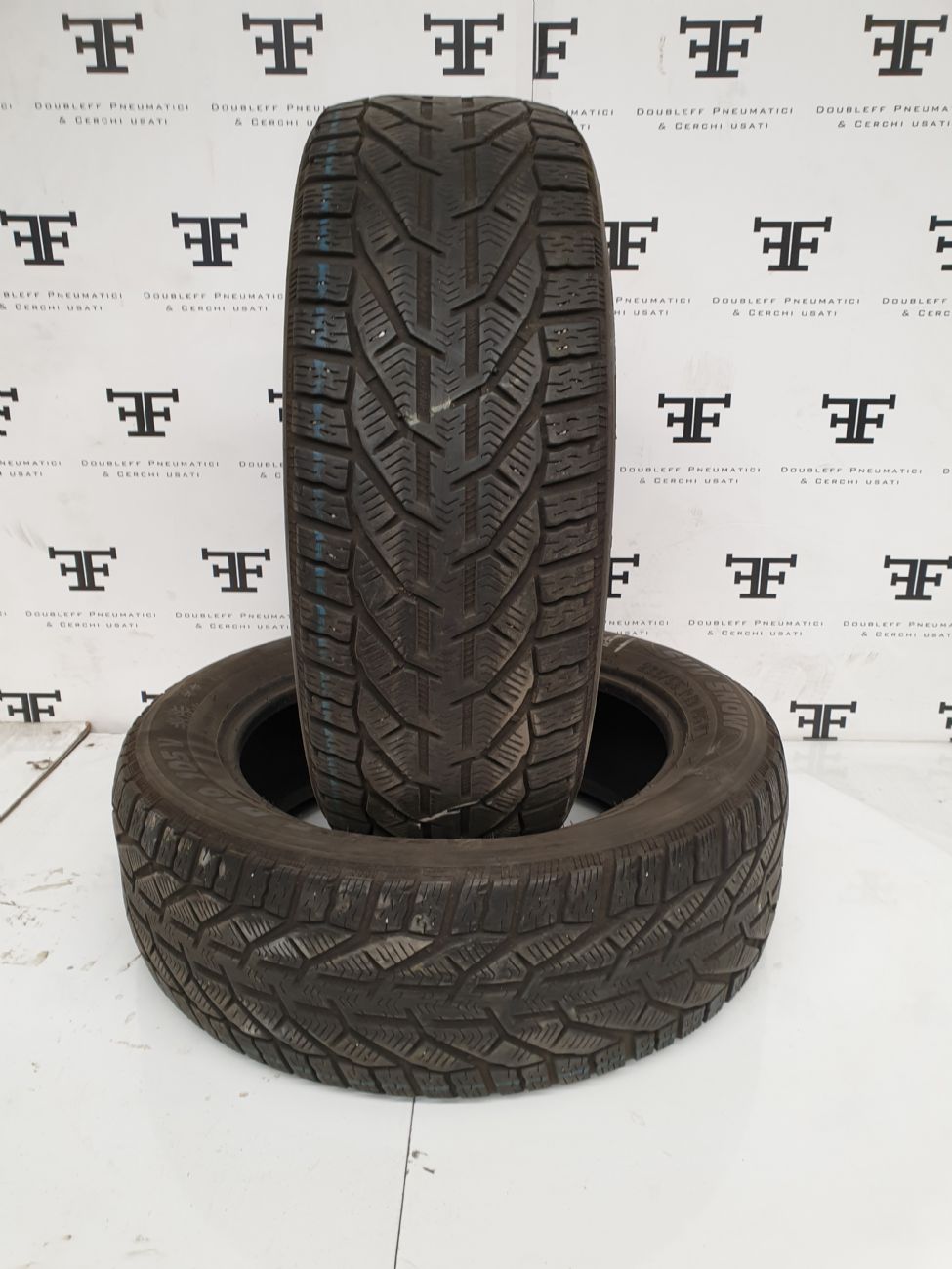 Pneumatici 235 55 R19 105 V RIKEN  invernale usati 110€